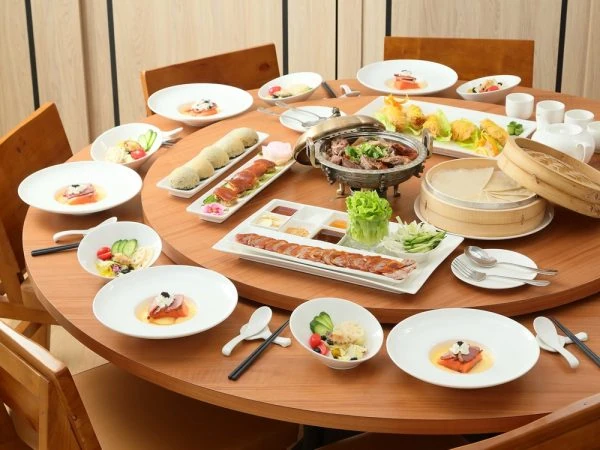 糖朝的港點與片皮鴨餐桌